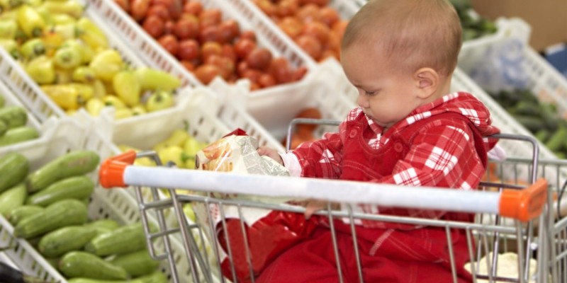 Kind und Mutter im Supermarkt