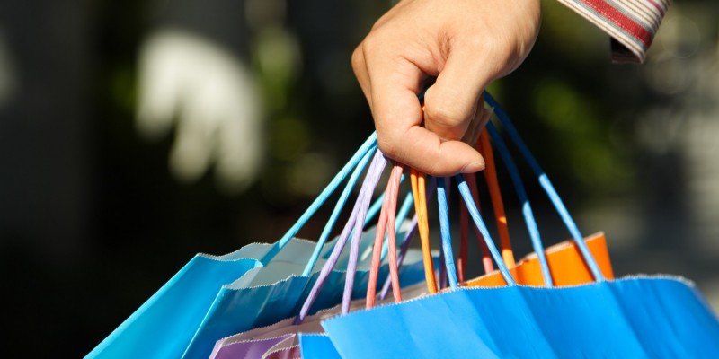 Frau mit Einkaufstüten beim Shoppen