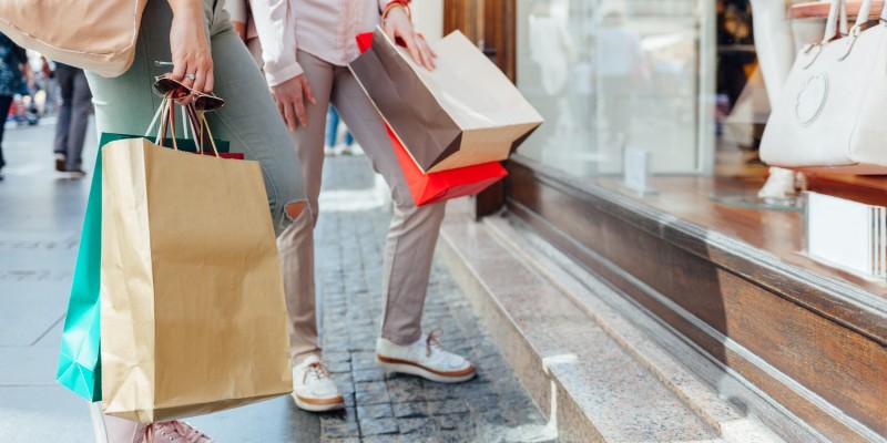 Zwei Frauen beim Shoppen